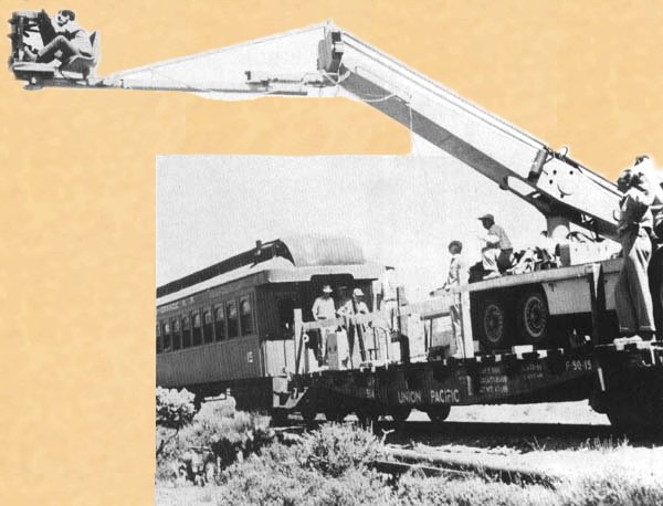 AZ12-crane_camera_on_train-2.JPG (54280 bytes)