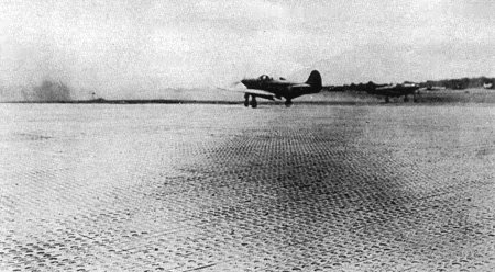 P-39_takes_off_from_Henderson.jpg (35950 bytes)