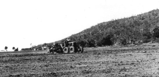 earthmover_on_field.jpg (32024 bytes)