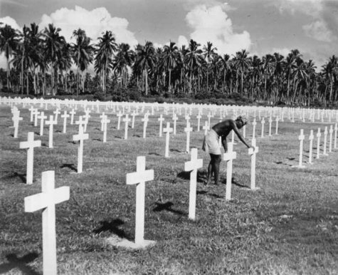 Native_Pays_Tribute_To_Guadalcanal_Hero_Grave_08-05-1946.jpg (54662 bytes)
