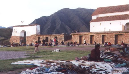 05Chinchero_marketplace.JPG (30741 bytes)