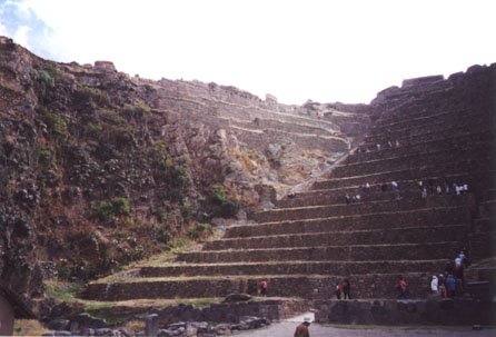 05Ollantaytambo_first_view.JPG (30808 bytes)