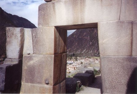 05Ollantaytambo_gateway.JPG (29451 bytes)