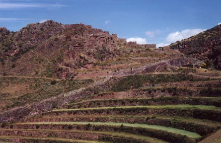 05Pisac_first_view.JPG (35452 bytes)