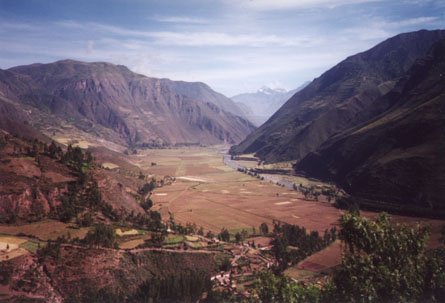 05Sacred_valley_of_the_Incas.JPG (30103 bytes)