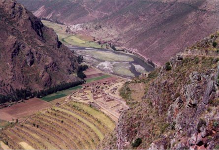 05valley_view_from_Pisac.JPG (44590 bytes)
