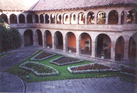 06Monestario_courtyard.JPG (38666 bytes)