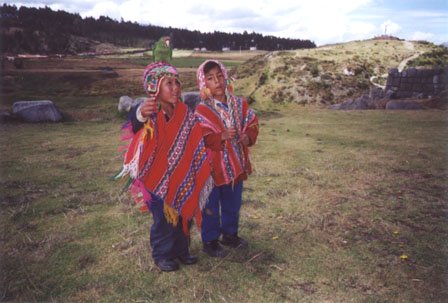 06Sacsaywaman_Quechua_kids.JPG (35554 bytes)
