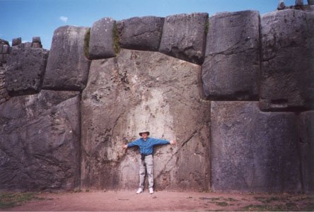 06Sacsaywaman_large_block_and_Dave.JPG (32349 bytes)