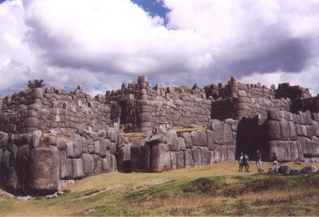 06Sacsaywaman_zigzag_walls.JPG (32268 bytes)