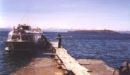 10LakeTiticaca_hydrofoil_at_dock.JPG (24928 bytes)