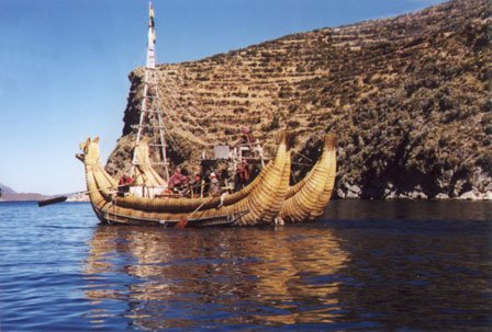 10LakeTiticaca_large_reed_boat.JPG (39675 bytes)