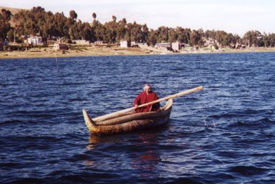 10LakeTiticaca_small_reed_boat.JPG (33032 bytes)