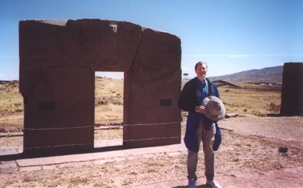 12Tiwanaku_Dave_and_GateOfTheSun.JPG (24265 bytes)