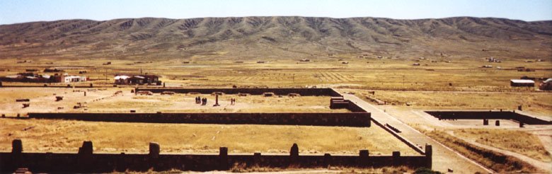 12pTiwanaku_overview_from_pyramid.JPG (51963 bytes)