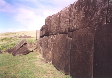 15RapaNui_ahu_stonework.JPG (31135 bytes)