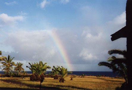 15RapaNui_rainbow.JPG (21257 bytes)