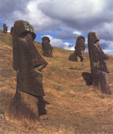 15xRapaNui_quarry_moai_march.JPG (40780 bytes)