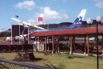 18RapaNui_airport.JPG (31214 bytes)