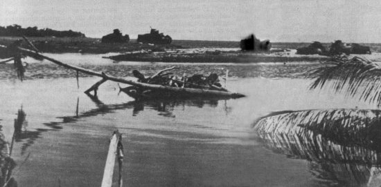 Jap_tanks_at_the_mouth_of_Matanikau_River.jpg (34699 bytes)