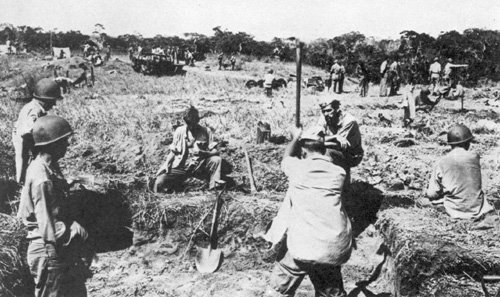 Marines_dig_in_around_Henderson.JPG (55811 bytes)