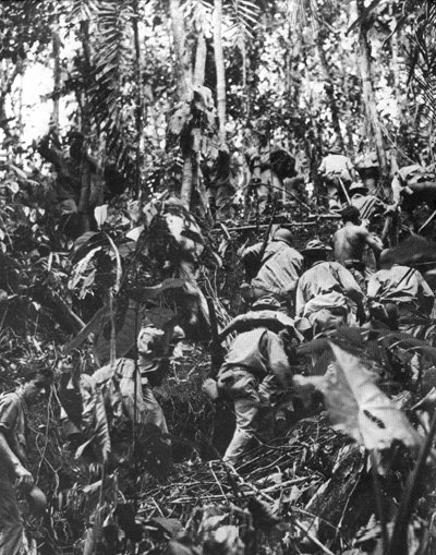 US_troops_struggle_on_jungle_trail.jpg (81676 bytes)